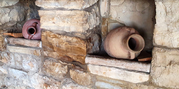 Vasos de cerâmica no Eremitério de Annaya no Líbano