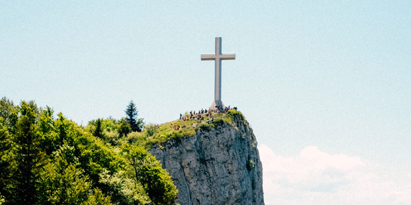 Uma cruz no alto de uma velha porta de madeira