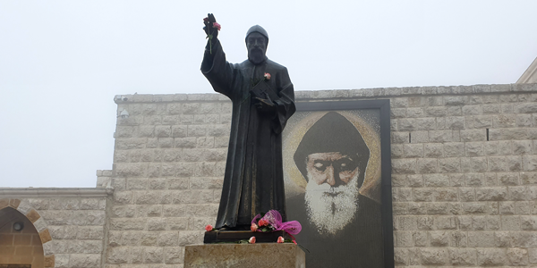 Imagem de São Charbel à entrada do mosteiro de Annaya, no Líbano.