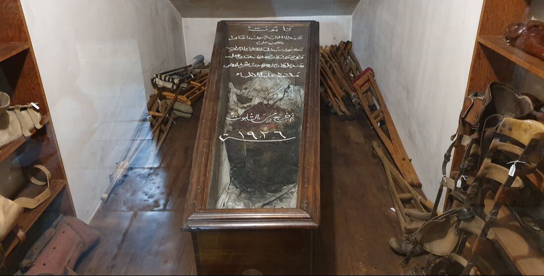 Um dos Antigos Caixões de São Charbel no Mosteiro de São Maron, em Annaya, no Líbano.